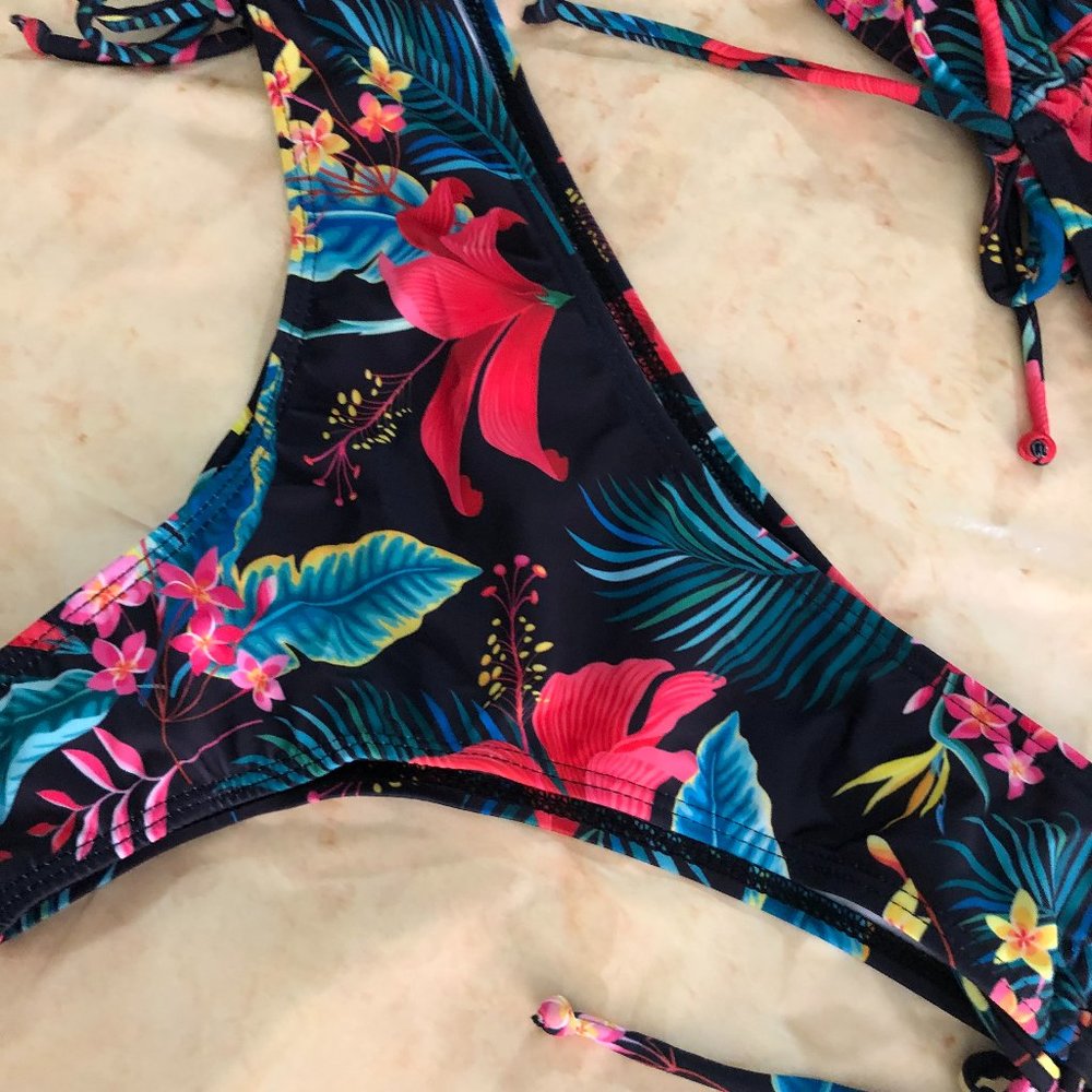 🌺 Tropical Babe Two-Piece Bikini – Black Floral - Picture 5 of 7